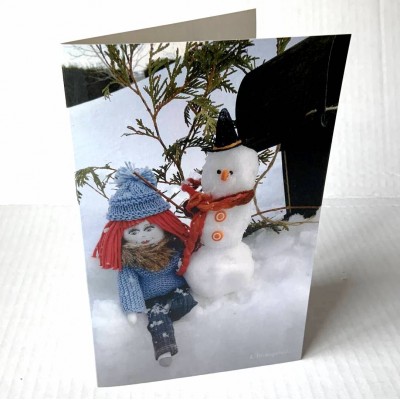 Carte de souhait avec poupée et bonhomme de neige